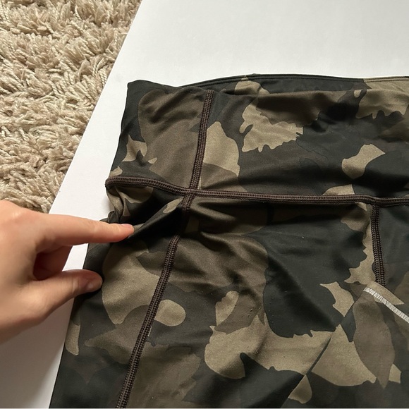 🩷 ATHLETA CAMO CONTENDER 7/8 TIGHT LEGGINGS OLIVE GREEN CAMOUFLAGE SIZE MEDIUM - Picture 10 of 11